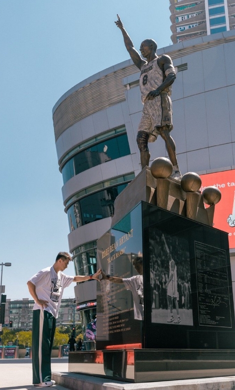 赵继伟社媒晒赴美动态:感想最多的就是到科比雕像前