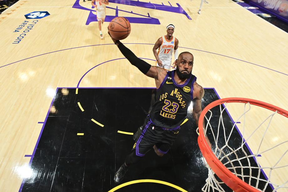 星空体育平台-詹姆斯31+9+10东契奇27+12 湖人大胜老鹰结束三连败