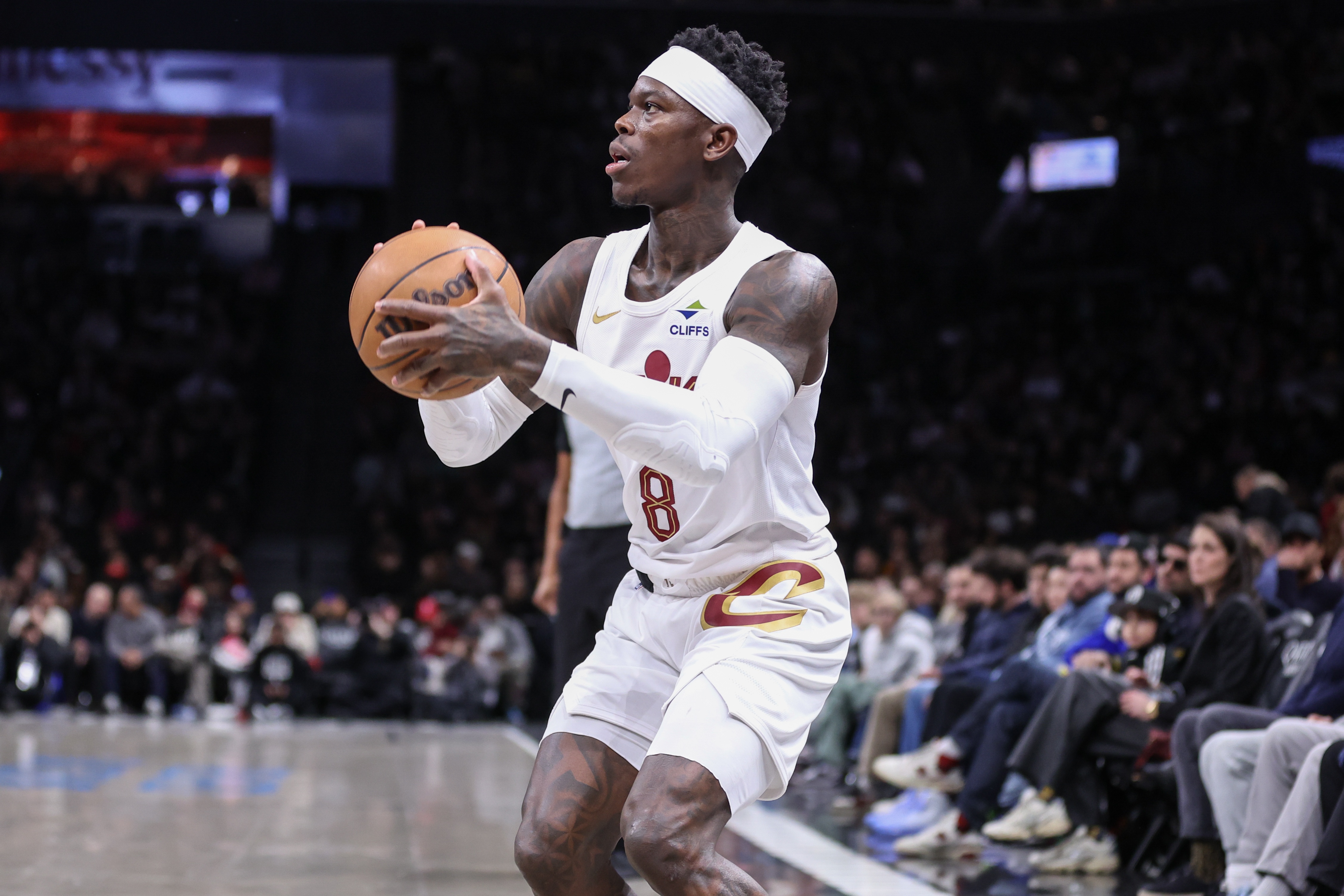 星空体育官方网站-帕森斯：季后赛哈登&amp;米切尔被限制时 施罗德能控球&amp;创造进攻机会