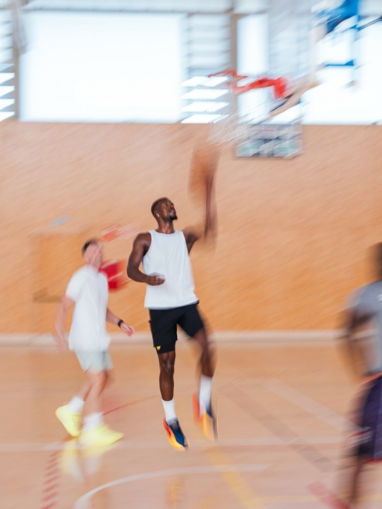 不打码了！巴特勒西班牙度假打球上脚新一代签名鞋