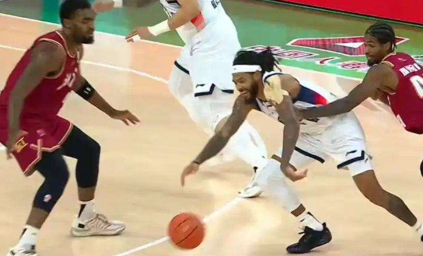 星空体育平台-13分逆转+压哨绝杀!山东男篮89-88胜浙江,昂首挺进俱乐部杯四强