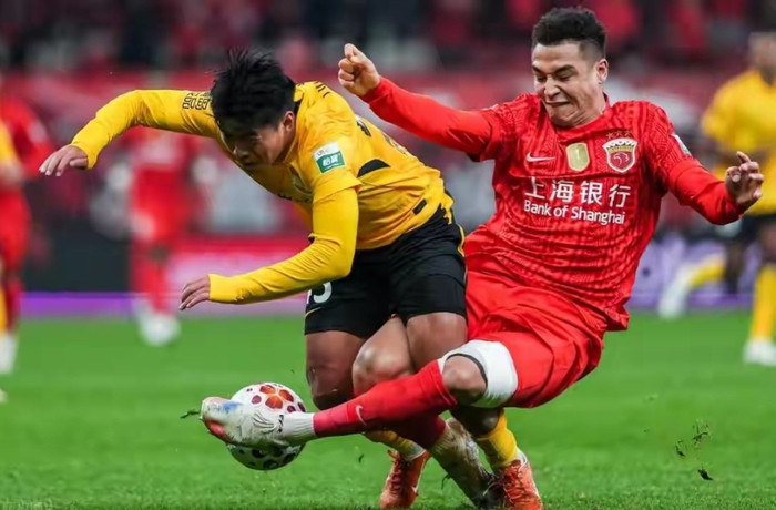 星空体育官方网站-巨大争议!上海海港又获裁判“照顾”,吾米提江故意撞人逃红牌|青岛市|贺凯|宋浩宇|青岛西海岸|中超联赛_新浪体育_新浪新闻